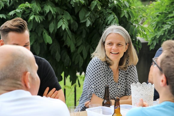 Neugieriger Blick in die Zukunft