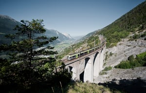 Symbolbild_BLS_RegioExpress-Loetschberger-Luogelkinviadukt-Sommer-2