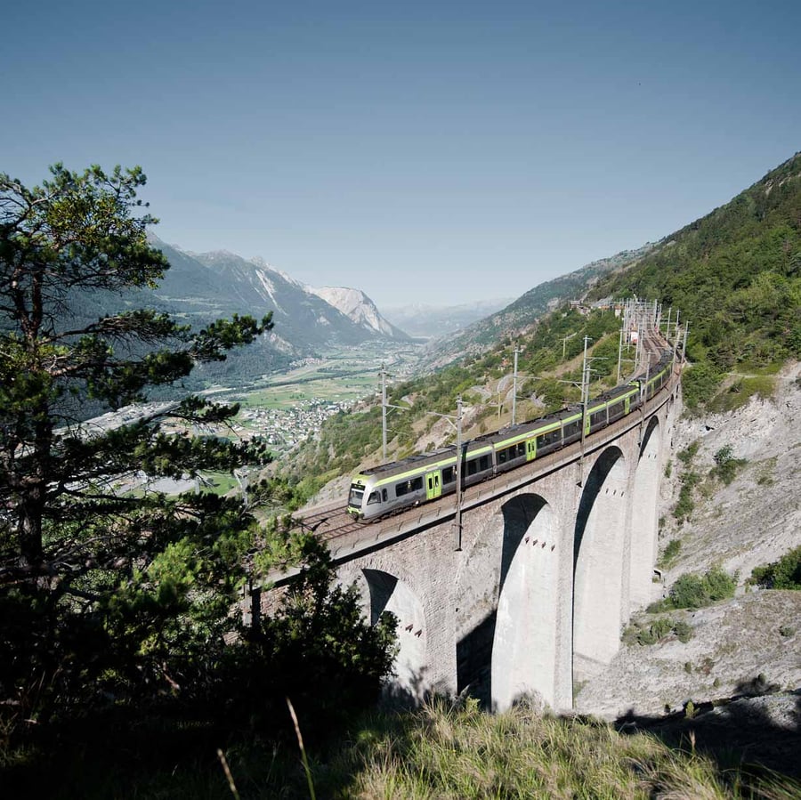 RegioExpress-Loetschberger-Luogelkinviadukt-Sommer_edited